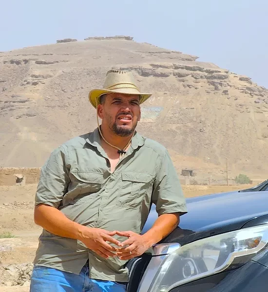 Moha the expedition tour guide wearring hat a background mountain
