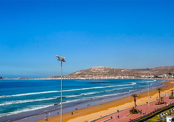 Playa de Agadir durante el día, punto de salida del tour