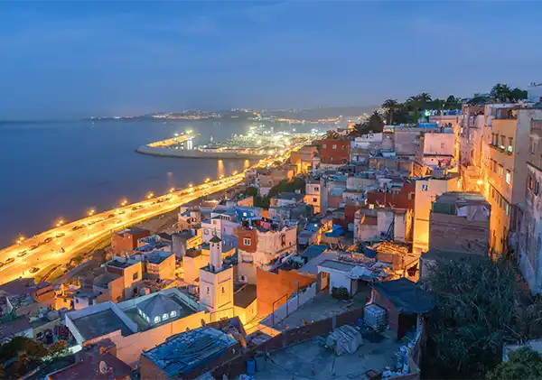 Vista de Tánger desde la medina al anochecer, con la costa iluminada