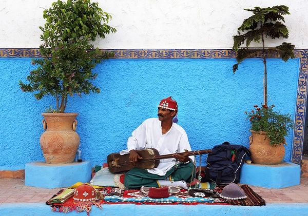 a Gnawi musician during cultural and themed trips
