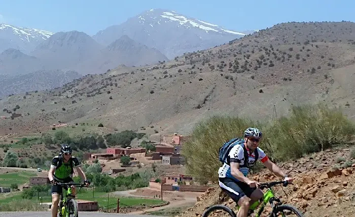 Vuelta ciclista a Marruecos por el Atlas cerca de pueblos bereberes