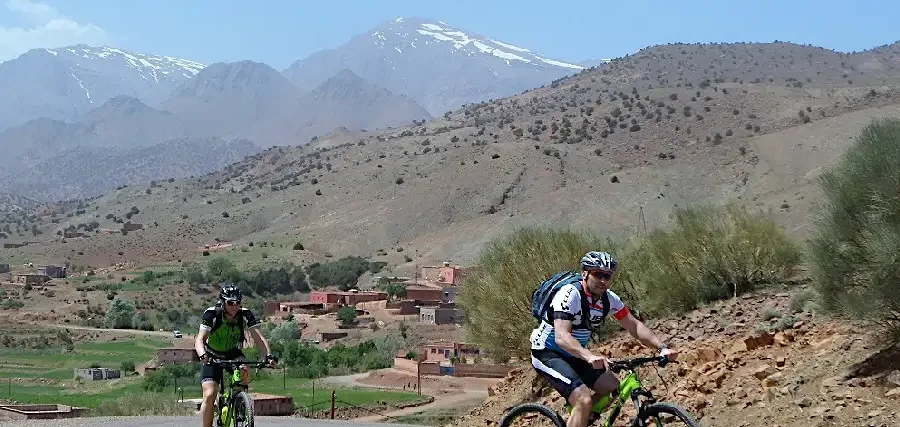 Vuelta ciclista a Marruecos por el Atlas cerca de pueblos bereberes
