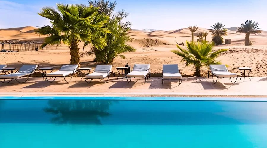Piscina en campamento de lujo en el tour 5-dias-lujo-desierto-desde-marrakech por el Sahara marroquí