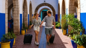Pareja llegando a un riad tradicional en Essaouira durante un viaje privado por Marruecos.
