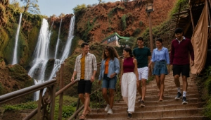 Equipo de empresa visitando unas cascadas durante un viaje privado de incentivo en Marruecos.
