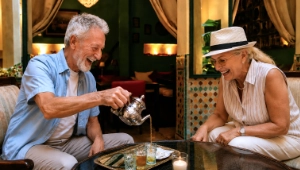 Viajeros mayores disfrutando de té de menta durante un viaje privado por Marruecos.