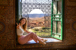 Viajera sola contemplando un pueblo tradicional durante un viaje privado por Marruecos.